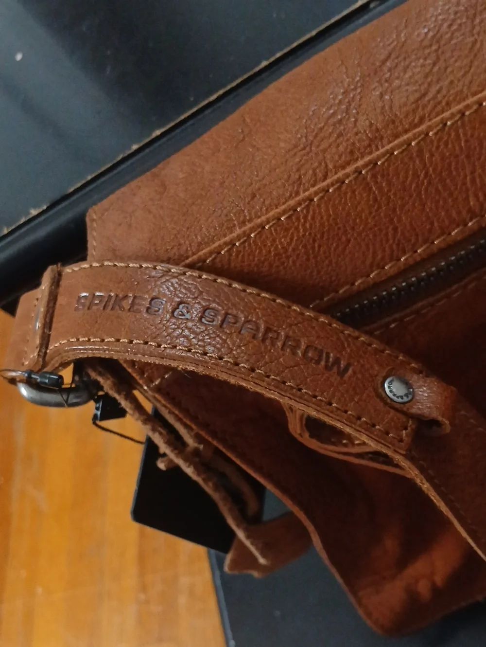 Spikes And Sparrow Men's Brown Leather Messenger Bag - Classic Crossbody